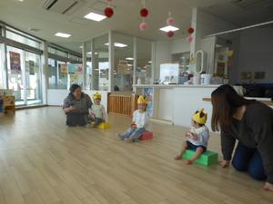 お誕生児のお友達が席に座っている様子