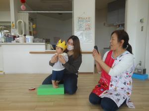 1歳のお友達が席の上に立って紹介されている様子