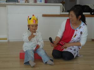 3歳のお友達が指で3を出している様子