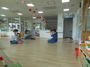 1回目の読み聞かせで保育士が手遊びを披露している様子