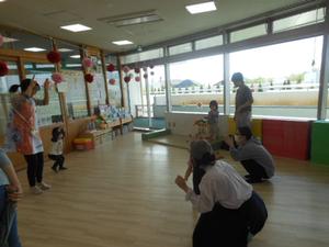 どうぶつ体操でうさぎの真似をする子どもと職員