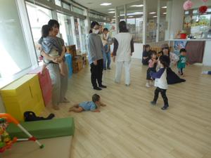 参加している多数の親子連れの様子