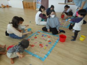 親子一緒にや一人で積極的に魚釣りしている様子