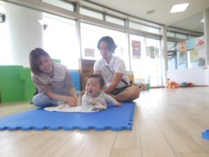一人の赤ちゃんが笑顔で寝返りを打っている様子