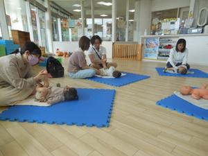 3組の親子がそれぞれ赤ちゃんにマッサージしている様子