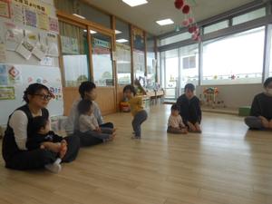3回目の読み聞かせに参加の親子たち。一人の男の子が振り返りのポーズを決めている