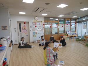 3回目の読み聞かせで、参加のお友達が選んでくれた絵本を読んでいる様子