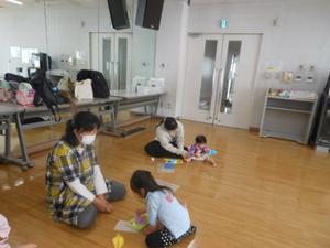 さらに別の親子がこいのぼりバックを製作している様子