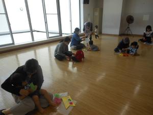 さらに別の親子がこいのぼりバックを製作している様子