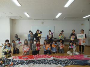 製作したこいのぼりバックを持って全員で集合写真