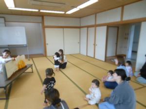 はらぺこあおむしの絵本に見入っている子どもたちの様子