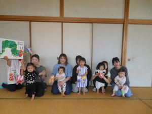 製作したちょうちょを持って全員で集合写真