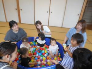 参加した全員がボールプールに集まって遊んでいる様子