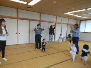 講座の最後にみんなでアンパンマン体操を踊っている様子