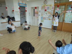担当の保育所職員とともにどうぶつ体操をしている親子たち