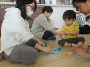 職員と一緒に製作をする親子の様子
