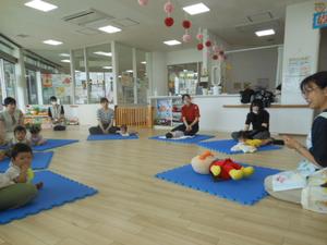 センター職員がふれあい遊びについて説明しているところ