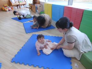 別の親子3組がそれぞれ自分の子供たちと触れ合っているところ