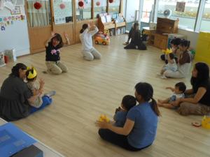 誕生会後、先輩ママの外国語で遊ぼうの様子（手遊び）