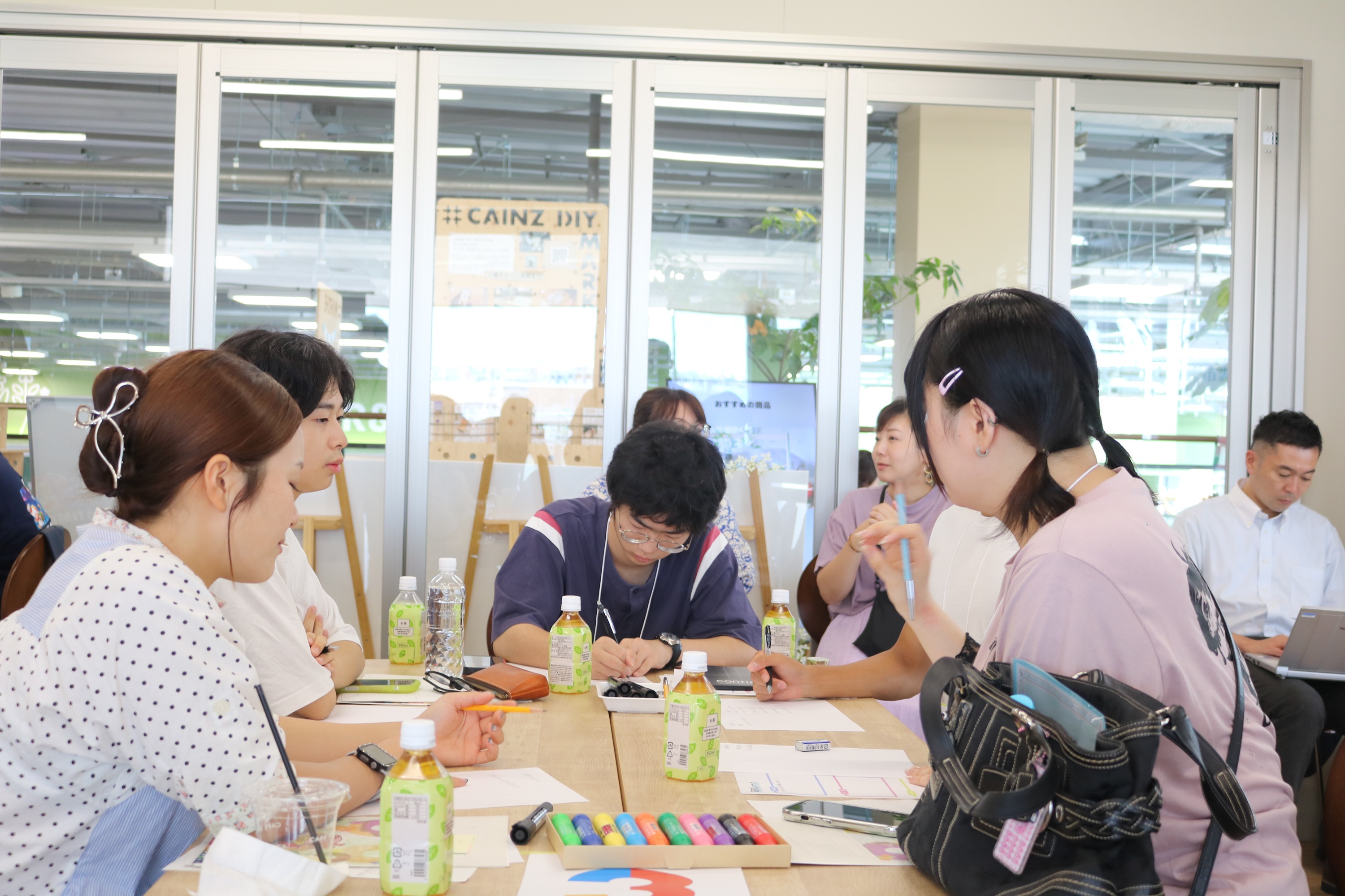 取材内容について話し合う参加者達