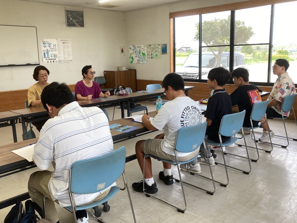 取材する中学生チーム