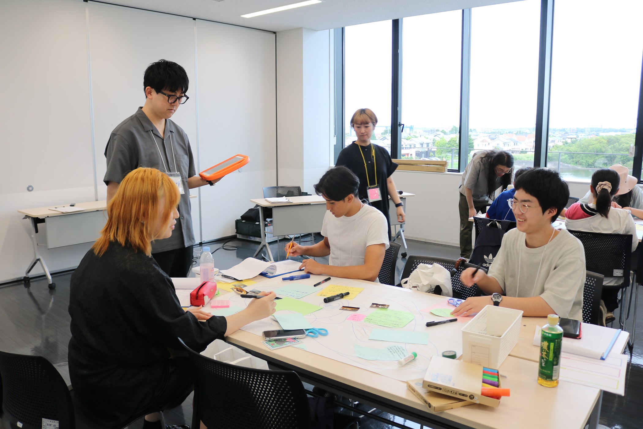 新聞を作成する高校大学生チーム