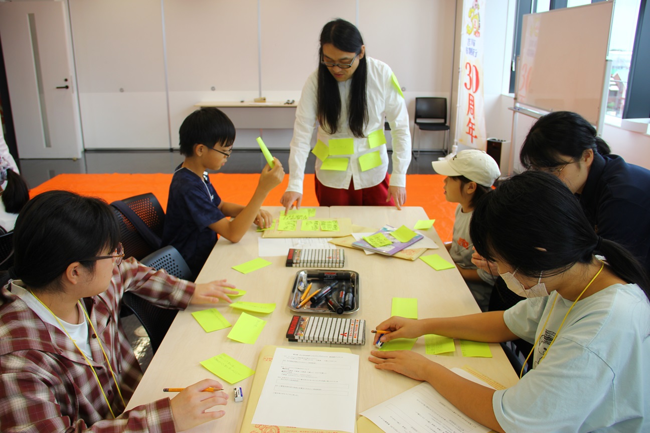 付箋に考えを書く参加者