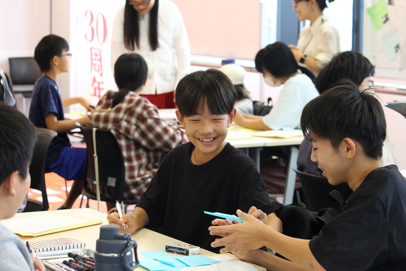 哲学カルタを作成中の様子