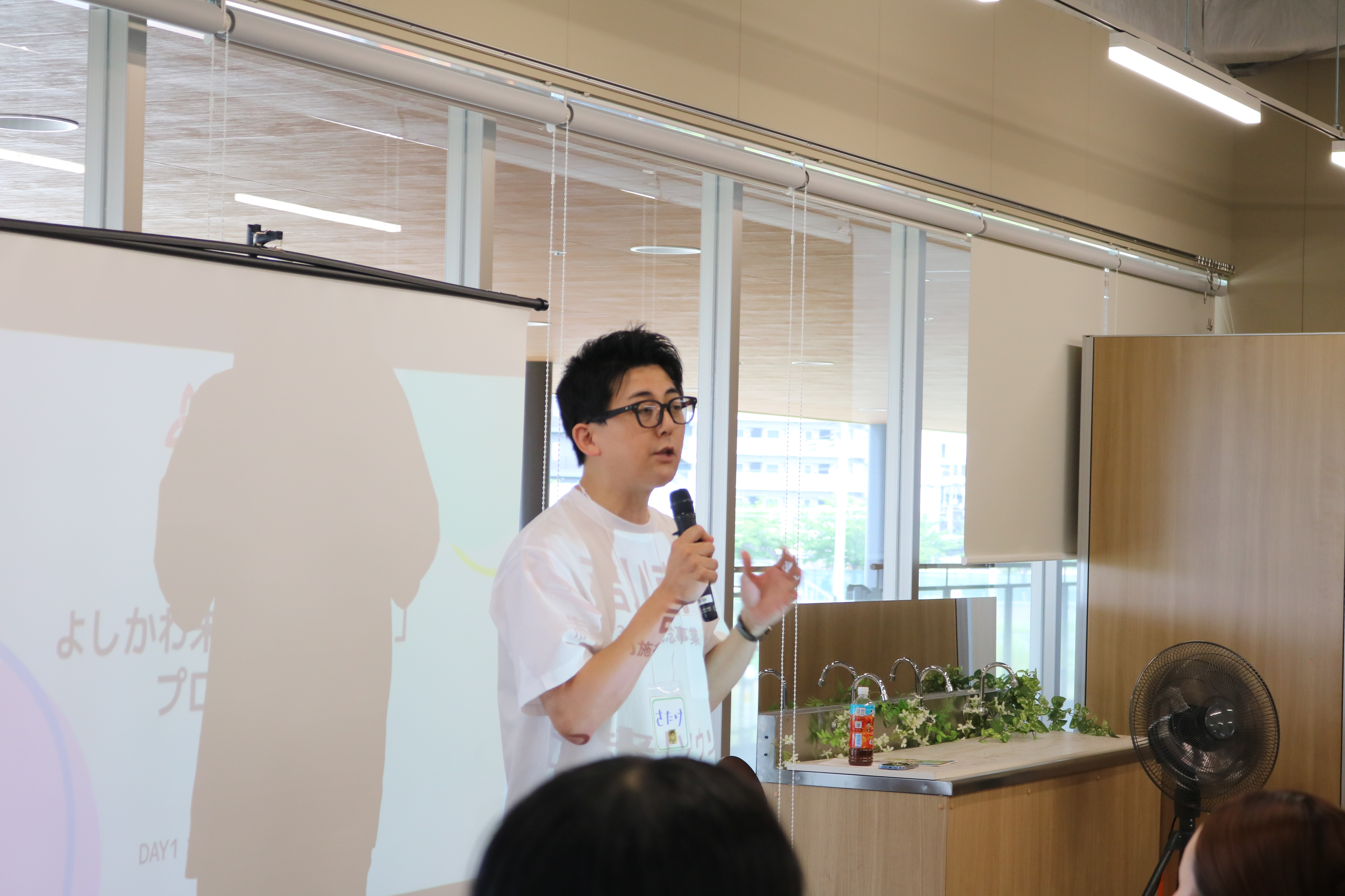 ビスケッティ佐竹さんが場を盛り上げてくれます。