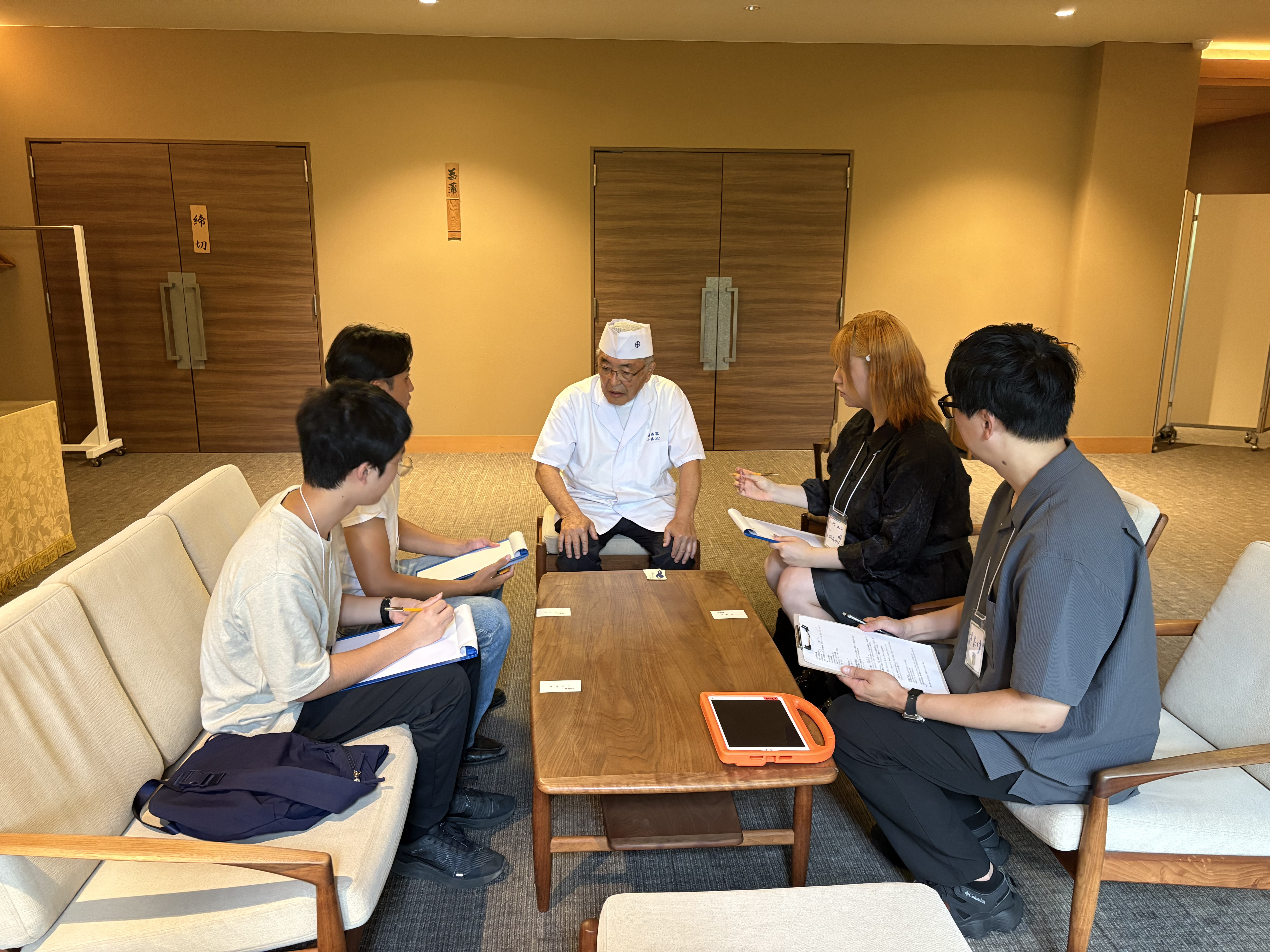 取材する高校大学生チーム