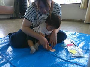 1歳のこどもと親が七夕の製作をしている様子