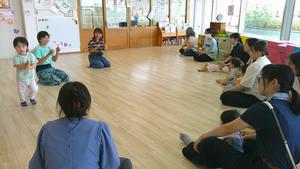 先輩ママたちが外国語で手遊び歌をしているところ