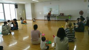 講師の先生のお話を聞いている親子連れの様子