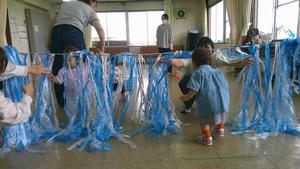 スズランテープの天の川をくぐる子どもたち