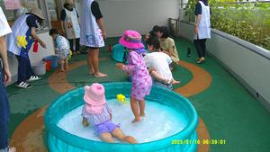 プールに入って楽しむ子どもたち