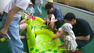 休憩の合間に金魚すくいを楽しむ様子