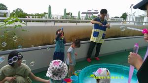 職員が出すシャボン玉を楽しむ様子