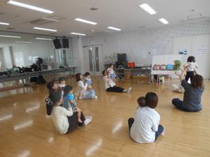 講師の先生の合図に合わせて親に高い高いしてもらう子どもたちの様子