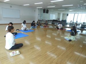 お腹の赤ちゃんにやさしく触れている参加者の様子