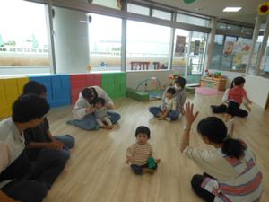 保育士の読み聞かせに興味を持っている子どもたちの様子