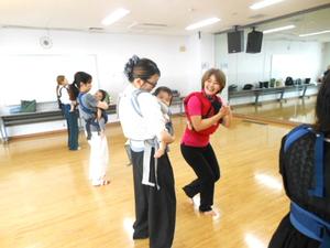 講師の先生が抱っこしている親子に声をかけているところ