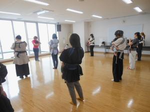 抱っこひもで抱っこの状態で親子ダンスをしている参加者の様子