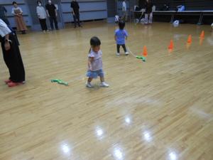 出来上がったヘビを連れて走る子どもの様子