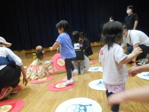 赤白オセロゲームを楽しむ子どもたちの様子