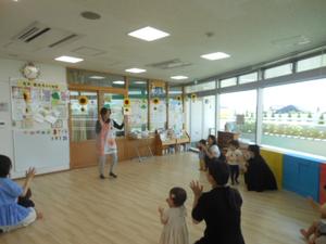 講師の先生と一緒に体操をしている様子