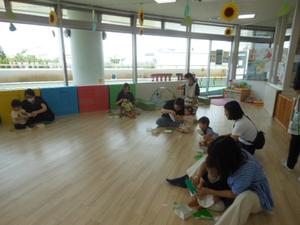 親子でかえるのカスタネットを製作している様子
