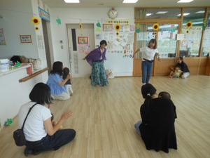 先輩ママが外国語で歌を歌い一緒に楽しんでいる様子