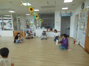 先輩ママが外国語で絵本を読み聞かせしてくれている様子