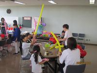 親子バルーンアート教室で作品を制作している様子