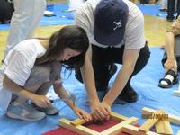 親子ふれあい工作教室で作品を制作している様子